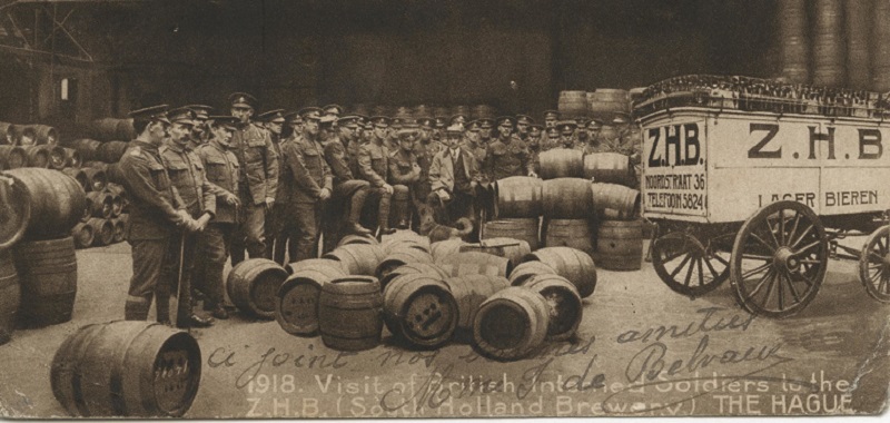 Britse militairen bezoeken ZHB Bierbrouwerij aan de Noordstraat, 1918. Fotograaf onbekend