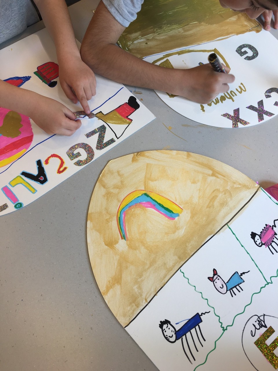 kinderen met wapenschild