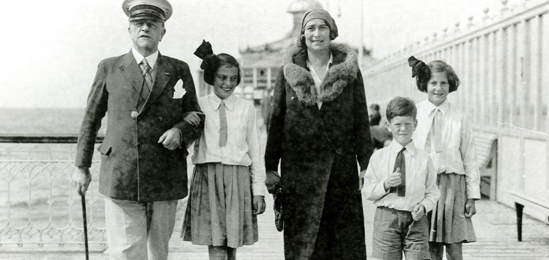 De familie Vogel op het wandelhoofd Wilhelmina, 1930. Fotograaf onbekend