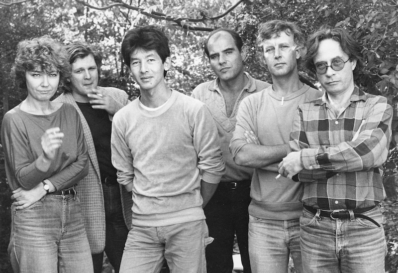 Meatball medewerkers. Van links naar rechts: Olga Smits, Cesar Messemaker, Han Ing Lim, Martin Uitvlugt, Jan Blom en Rien Hagen. 1981. Foto: Karen Kommer. Collectie Meatball, Haags Gemeentearchief.