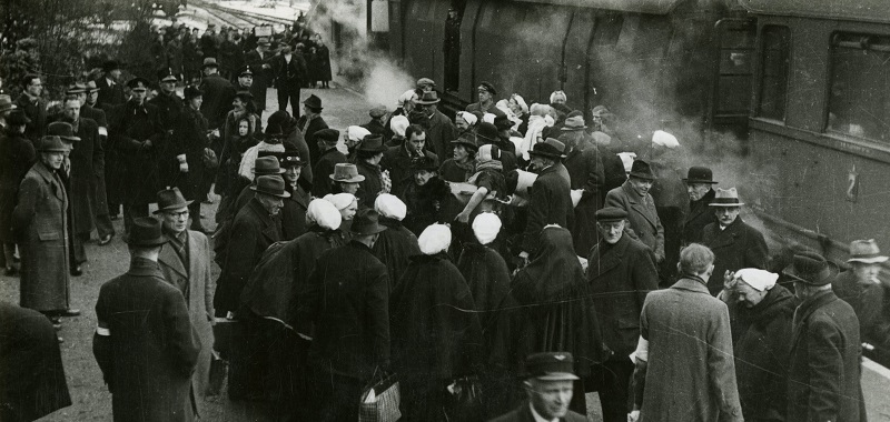 Scheveningse evacuees op het station van Aalten, 1943. Foto: G.B. Garretsen