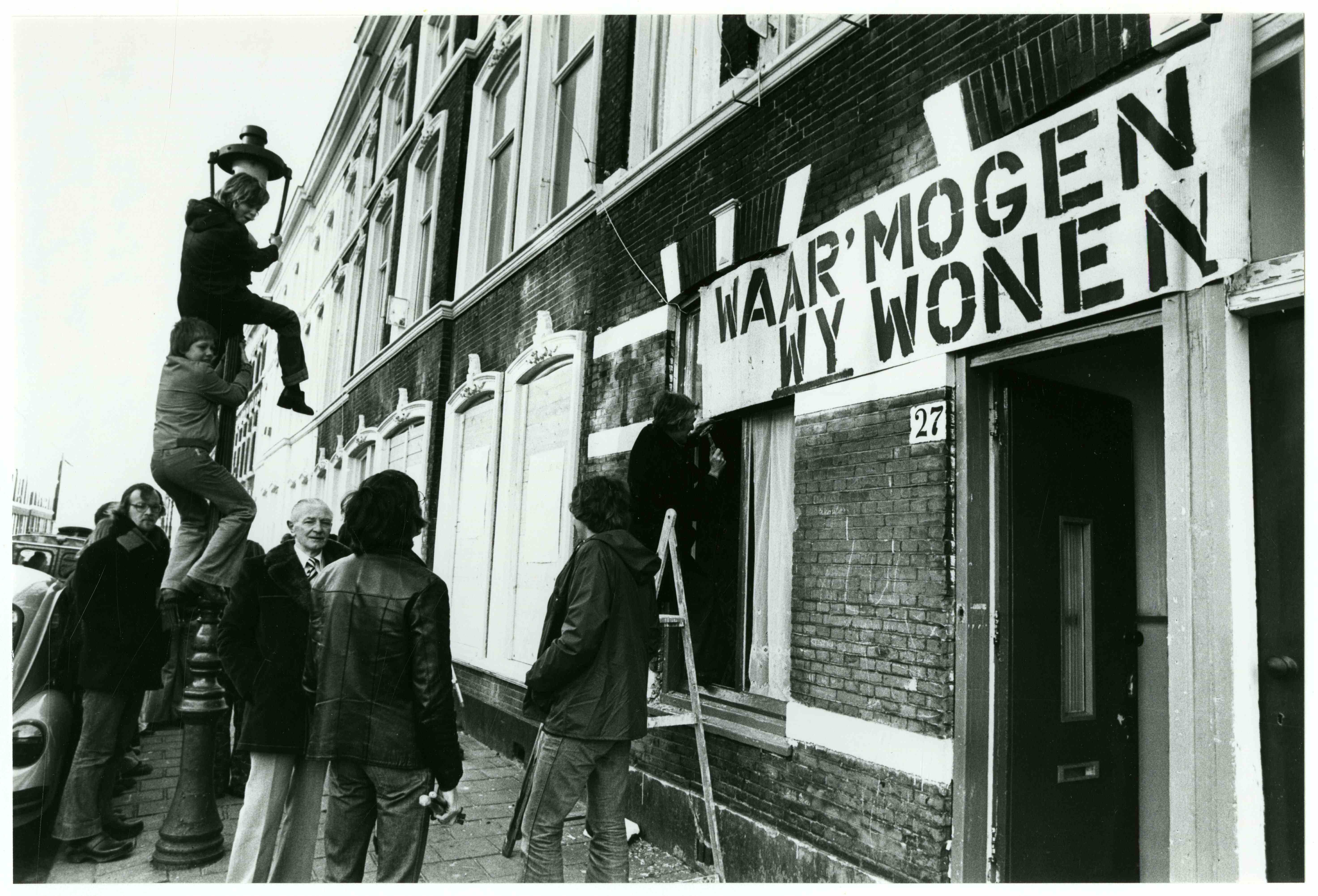 Actiegroep 'Het Vergeten Dorp' kraakt huizen in de Van Leeuwenhoekstraat (1977). Foto: Haagsche Courant