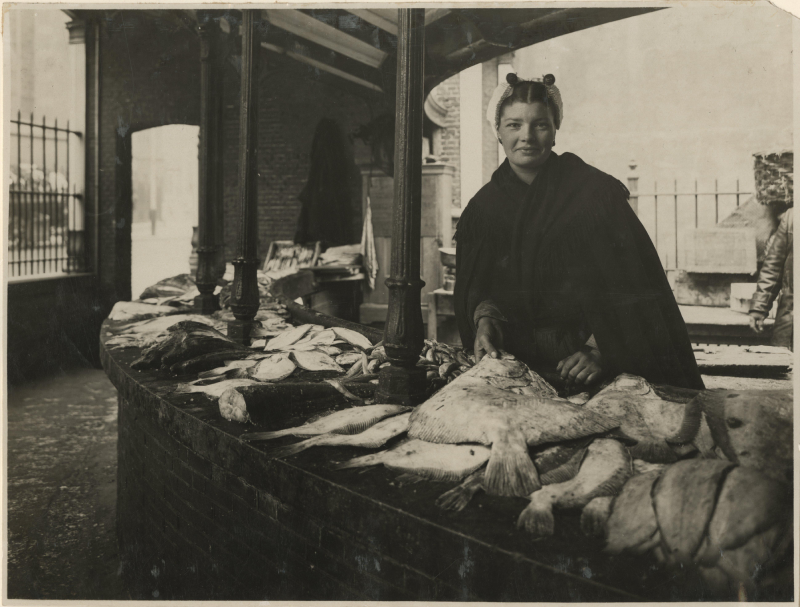 Scheveningse visverkoopster in de Haagse Visbanken., 1932. Fotograaf A. Frequin