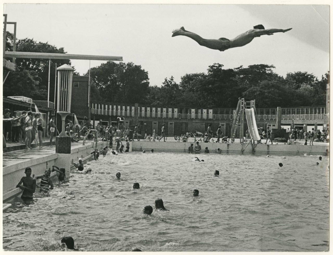 Duiken in het openluchtzwembad, ca 1967