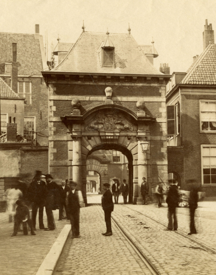 Het Binnenhof, Grenadiers- of Mauritspoort, gezien van het plein naar de  Middenpoort, ca. 1890