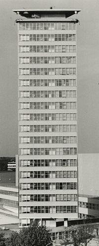 De driehoekige toren van het Nederlands Congresgebouw in 1971. Fotograaf Stokvis