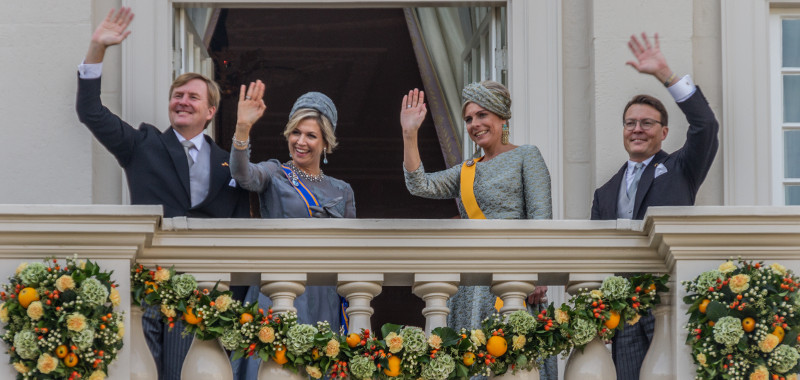 Prinsjesdag 2017, het koninklijk paar, prinses Laurentien en prins Constantijn op het balkon van paleis Noordeinde | Fotograaf: Harry van Reeken