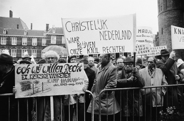 Demonstratie op Binnenhof door groep vertegenwoordigers Stichting Rechtsherstel KNIL 14 december 1979. Nationaal Archief, Fotograaf Koen Suyk/ANEFO.