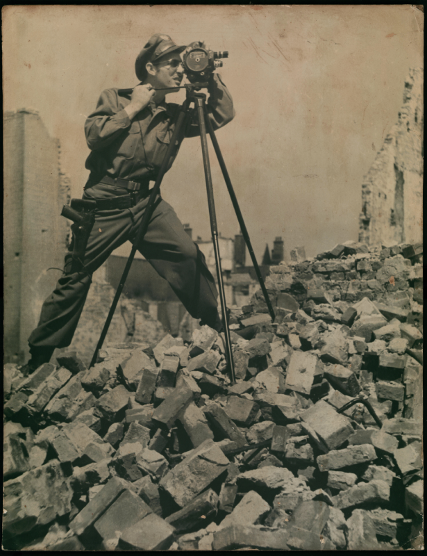 Amerikaanse soldaat filmt het Bezuidenhout in 1945, fotograaf François Buis