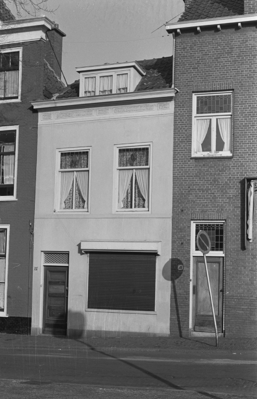 Huis van Blonde Dolly aan de Nieuwe Haven 498, gemaakt vlak na de moord in 1959 door Harry Pot. Collectie Nationaal Archief Anefo 