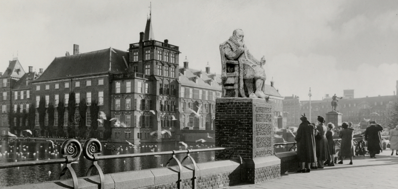 Trucfoto van het monument van Van OldenBarneveld op de plek van de gedenkzuil voor Wilhelmina op de Vijverdam