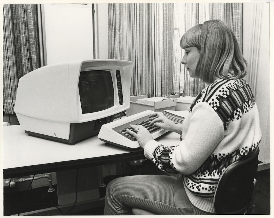 Een collega achter haar beeldscherm in het stadhuis aan het Burgermeester de Monchyplein, 1981, foto Robert Scheers