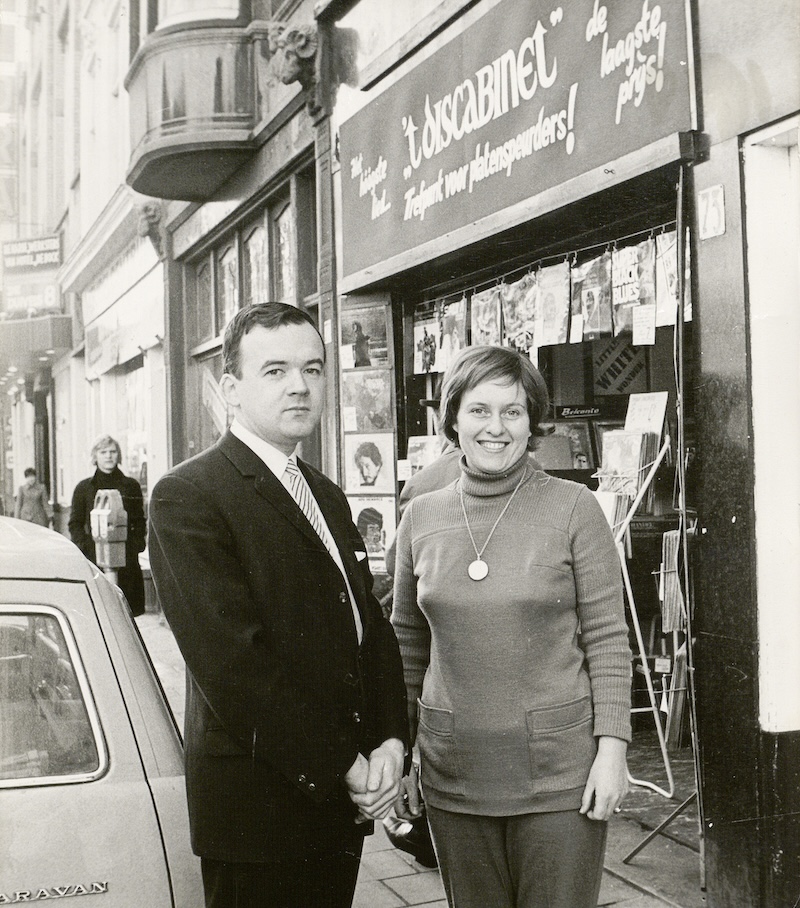 Henny en Martha Weijn voor hun winkel in de Wagenstraat. Foto uit privécollectie.