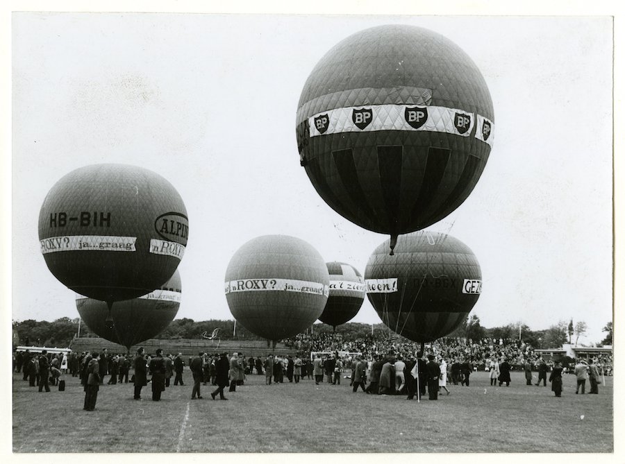 25 jarig bestaan ballonvaardersclub met start "vossenjacht" per ballon op Houtrust, 1961, foto: Stokvis