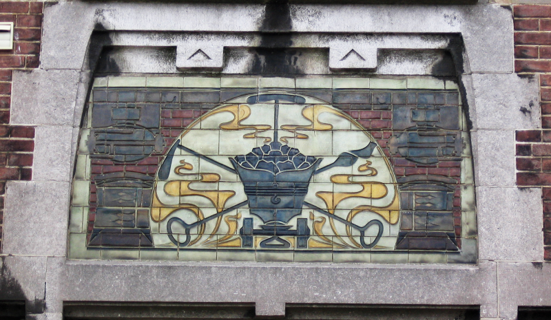 Trekvlietplein 3, tegeltableau van de gasfabriek. Foto 2005, Dienst Stadsbeheer