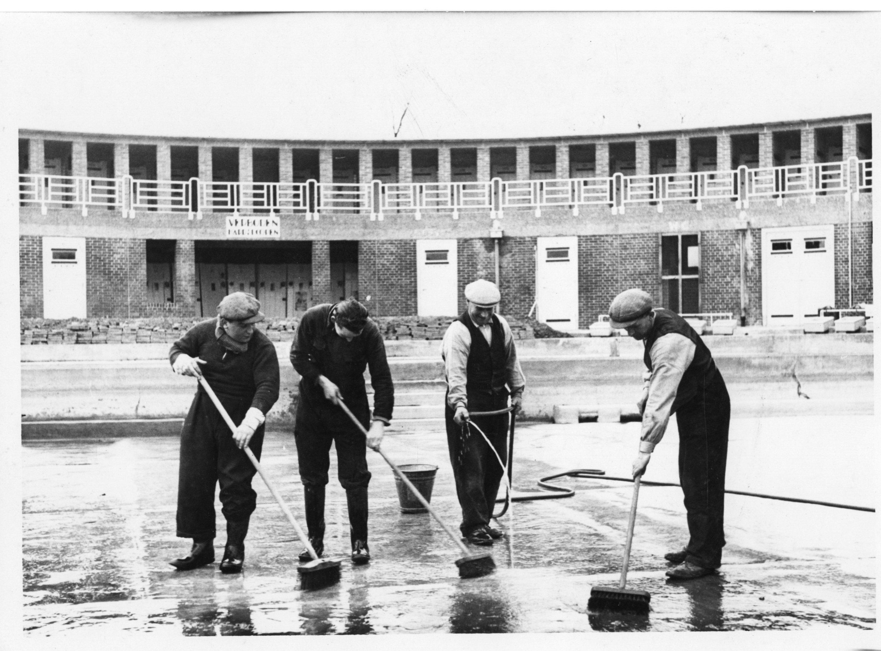 onderhoud zwembad Zuiderpark, maart 1940 Fotopersbureau Gompers