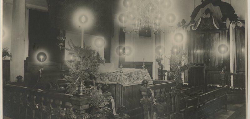 Het interieur van de synagoge van de Portugees-Israëlitische gemeente aan de Prinsessengracht ca. 1935 (foto Gompers)