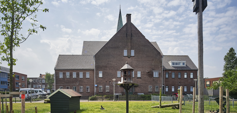 voormalige gereformeerde Pniëlkerk, gezien vanaf de achtergelegen kinderboerderij Tesselseweide (foto Piet Gispen)