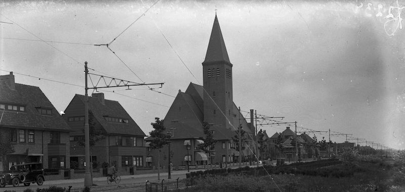 De R.K. Kerk van het Allerheiligste Sacrament gezien richting Houtrustweg in 1930 (Spaarnestad Fotoarchief)