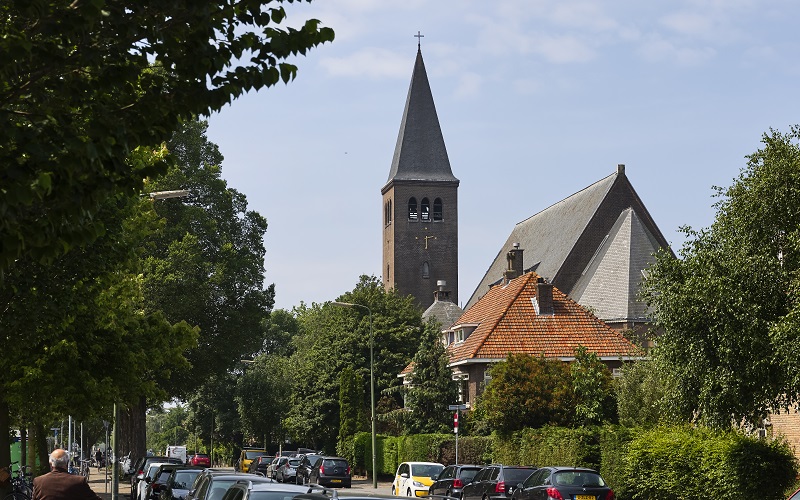 De voormalige R.K. kerk van het Allerheiligst Sacrament, gezien vanaf de Sportlaan in 2018, foto Piet Gispen