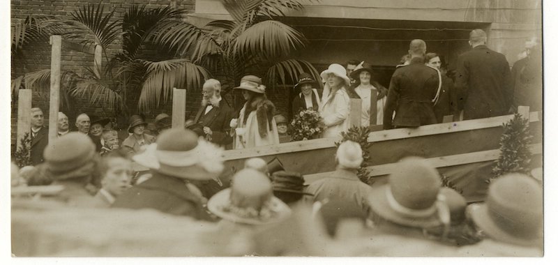 Eerstesteenlegging van de Juliana-kerk door prinses Juliana in 1924