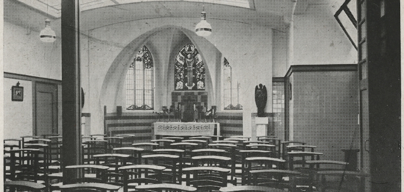 Het interieur van de Sint Franciscuskapel in 1920 (foto Visser van Weeren)