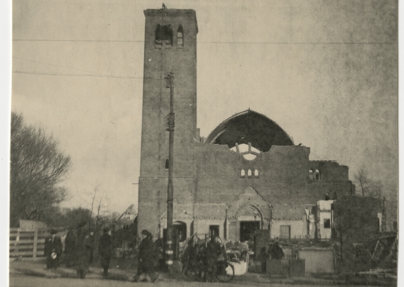 R.K. kerk van de H.H. Martelaren van Gorcum in afbraak om plaats te maken voor de Atlantikwall (1943)