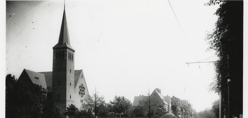 De R.K. kerk van de H.H. Martelaren van Gorcum aan de Stadhouderslaan. Ca. 1930.