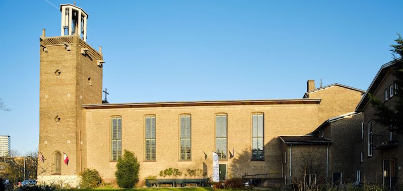 R.K. kerk HH Martelaren van Gorcum. Het gebouw is sinds eind 2018 in gebruik als indoor trampoline park voor kinderen (foto Piet Gispen)