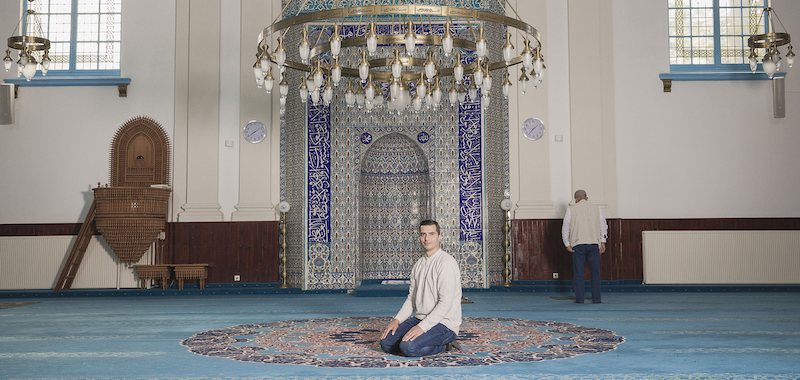 Bestuurder Mustafa Ünlü van de Mescidi Aksa moskee aan de Wagenstraat (fotograaf Robin Butter)