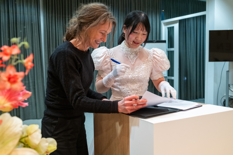 Esther Trapman en Kexin Hao, overdracht stadstekeningen. Fotograaf Sungjae Joo