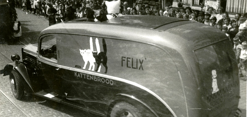 Residentieweek juni 1936, een reclamewagen van de Haagse firma Felix Kattenbrood neemt deel aan Haagsche bedrijvenoptocht | Fotograaf Gompers