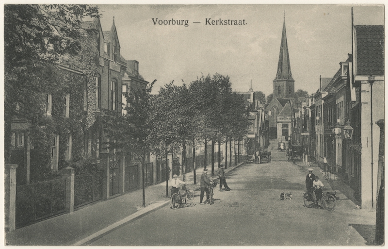 Voorburg, Kerkstraat gezien in de richting van de Oude Kerk en de Herenstraat, fotograaf onbekend, rond 1910