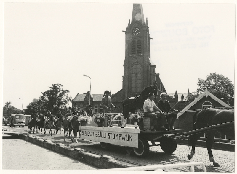 Leidschendam, optocht ter gelegenheid van de paardendagen in Stompwijk. Hier is de stoet vlak voor de H. Laurentiuskerk, Dr. van Noortstraat, 1982, fotograaf: Wim Bouwens