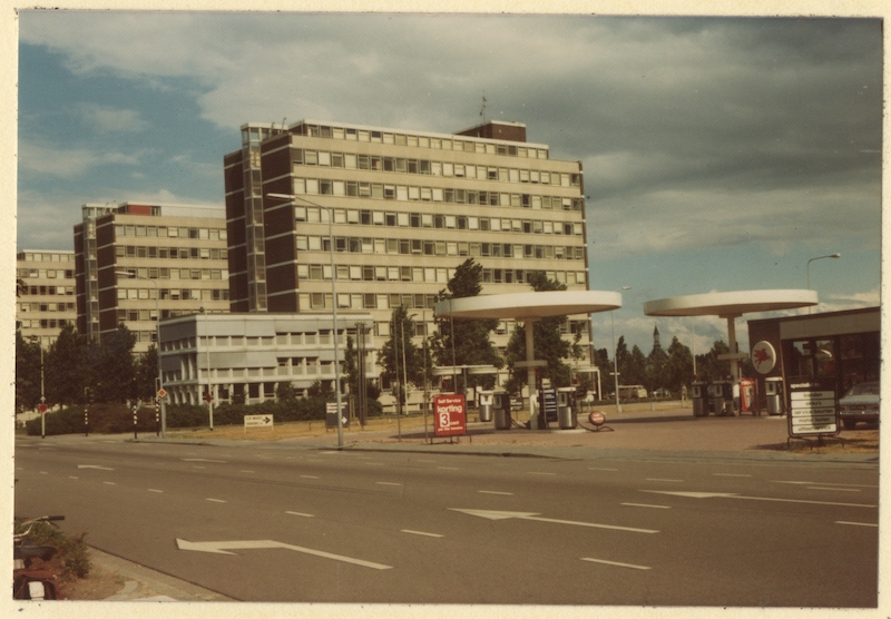 Leidschendam, Oude Trambaan ter hoogte van het ministerie van Volksgezondheid, gezien in oostelijke richting,1976