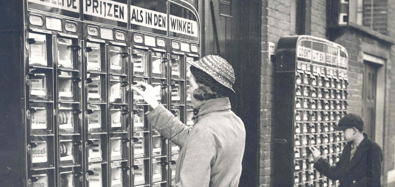 Dunklerstraat, complex automaten van kruidenierswinkel Retel tot voorkomen van schade door de winkelsluitingswet, April 1932.” 