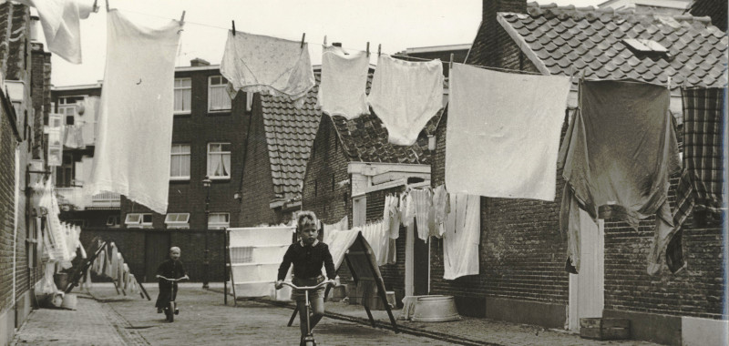 1962, Korendijkstraat, wasdag | Fotograaf: Stokvis