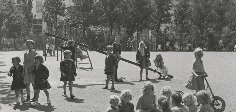 Speelplaats Oranjeplein, 1960. Foto: Dienst Stadsontwikkeling en Volkshuisvesting