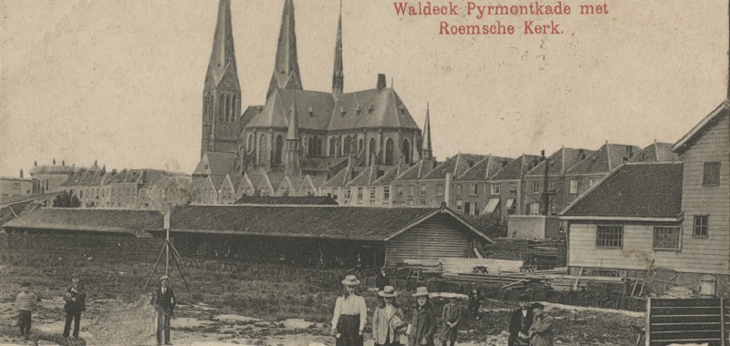 Waldeck Pyrmontkade met Elandstraat kerk op de achtergrond, 1900. Fotograaf onbekend