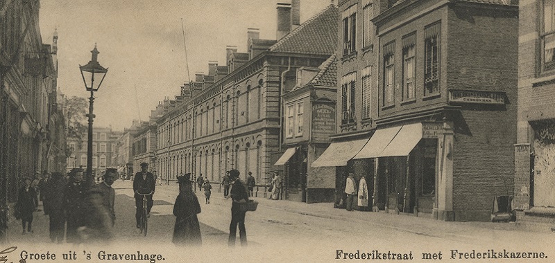 ansichtkaart Frederikstraat met Frederikskazerne, 1902.