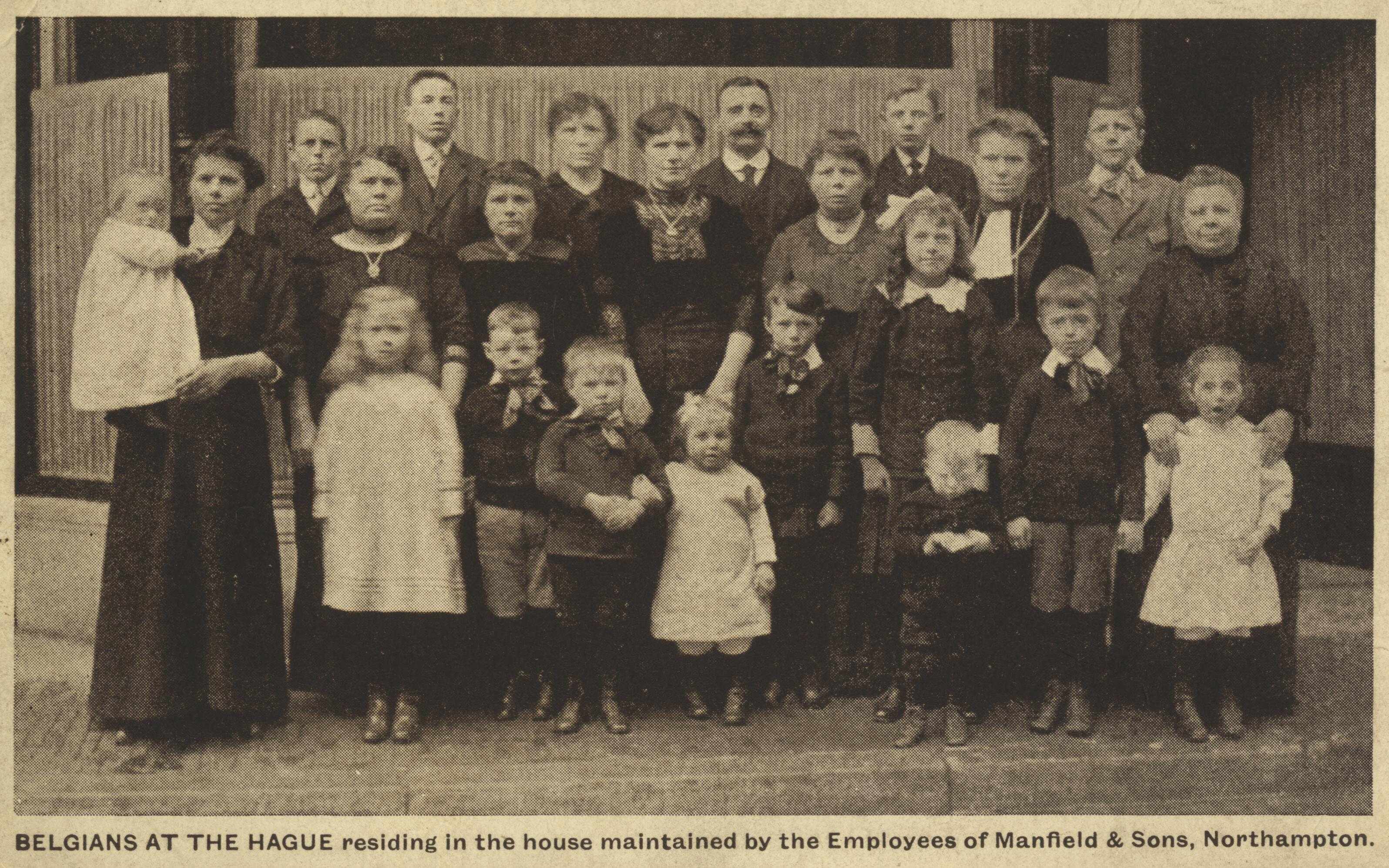 Belgische vluchtelingen verblijvend in een huis in stand gehouden door de medewerkers van Manfield Sons Northampton, 1918, prentbriefkaart, maker onbekend