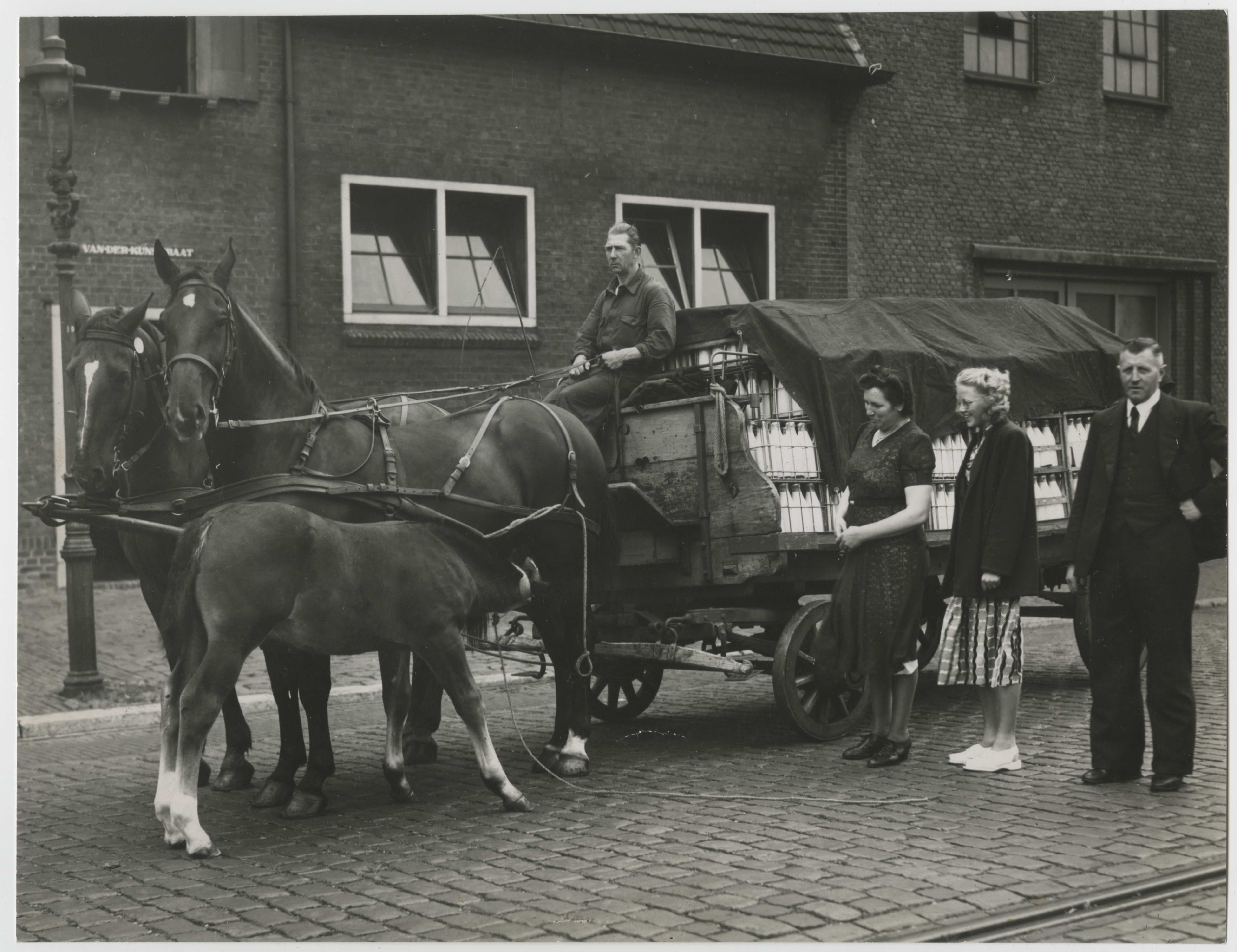 1e Van der Kunstraat paard en wagen met melkflessen bij melkinrichting De Sierkan. Fotobureau Thuring, 1949