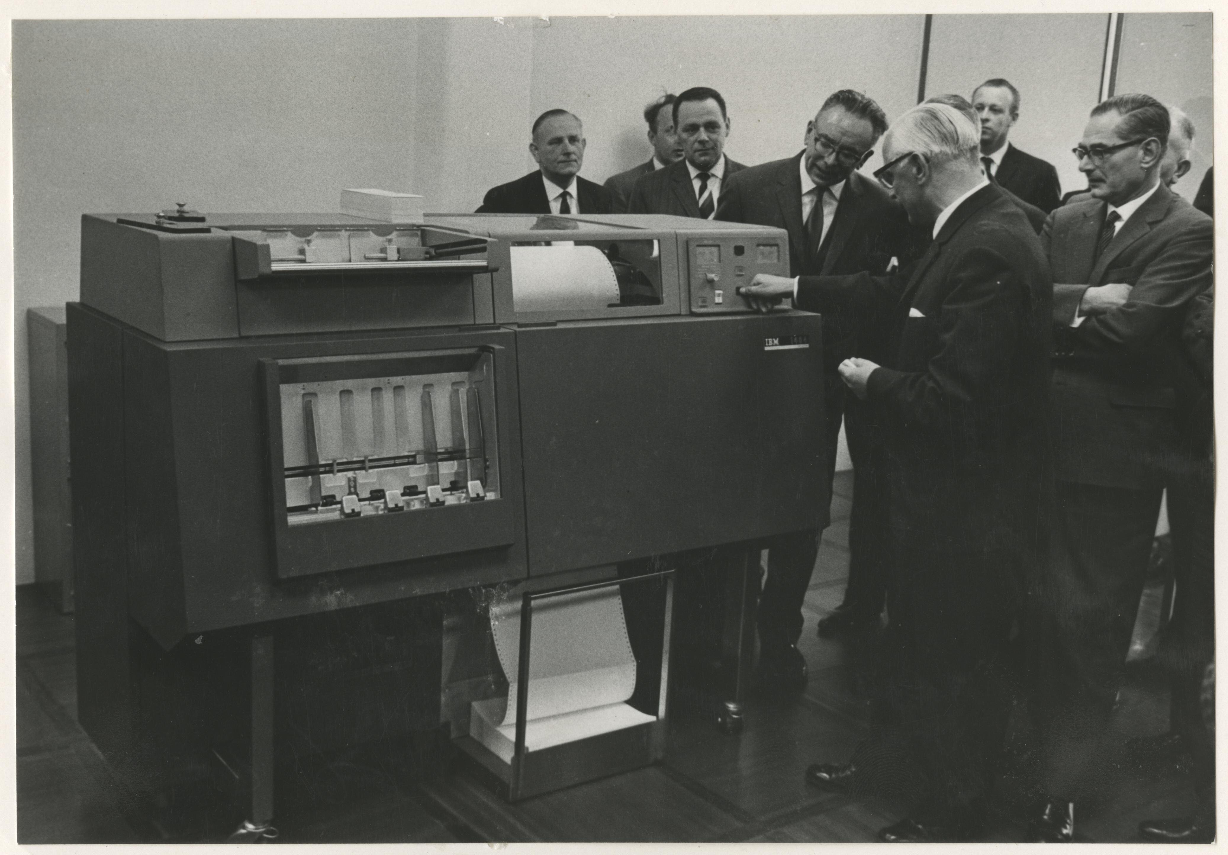 G.E.B. wethouder R.M. van Reenen bekijkt de computer die in maart 1963 in gebruik is genomen. Maker: Fotoburo Thuring