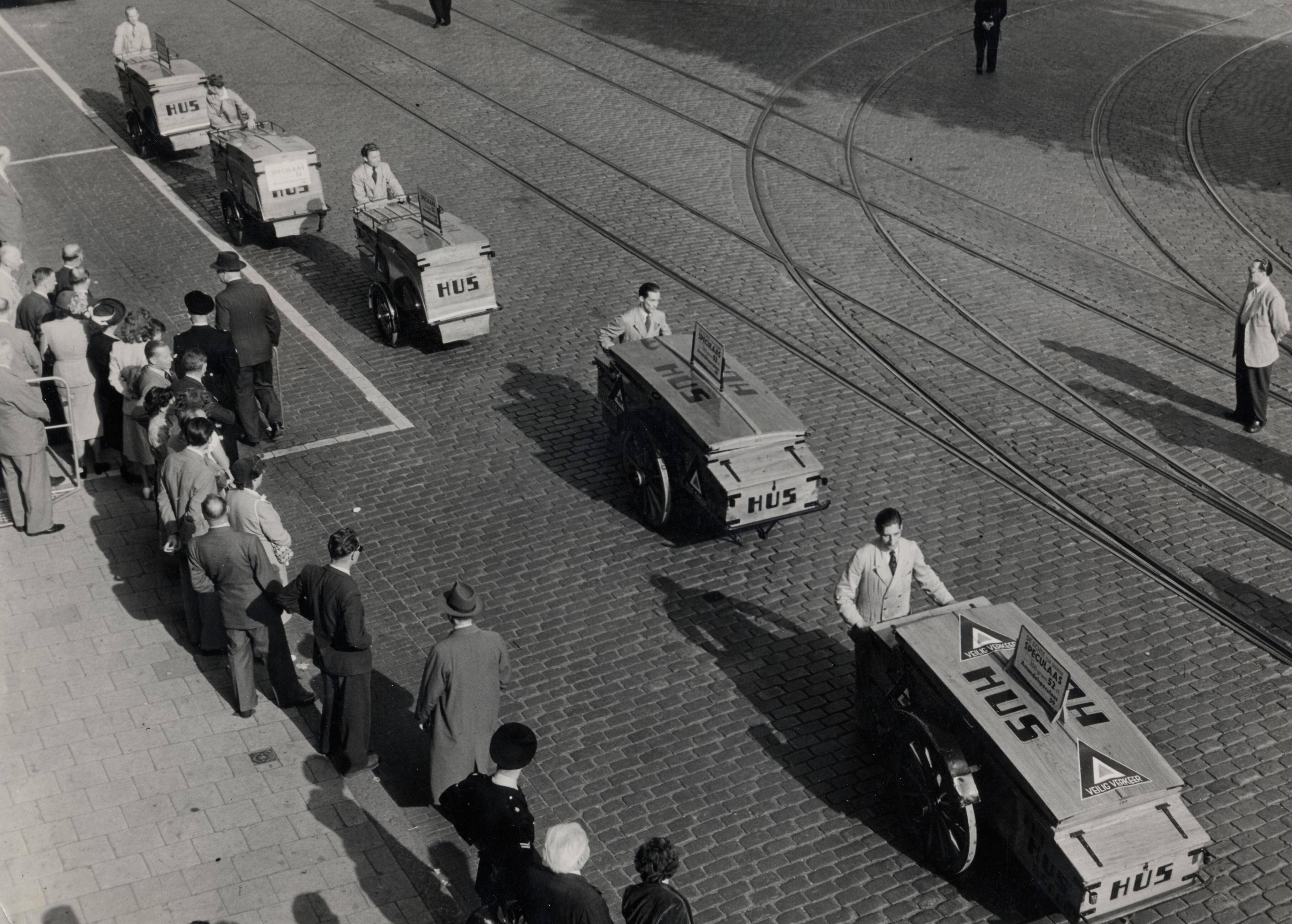 Verkeersoptocht met bakkerswagens van bakkerij Hus uit de Jacob Catsstraat, maker: Anefo, 1951
