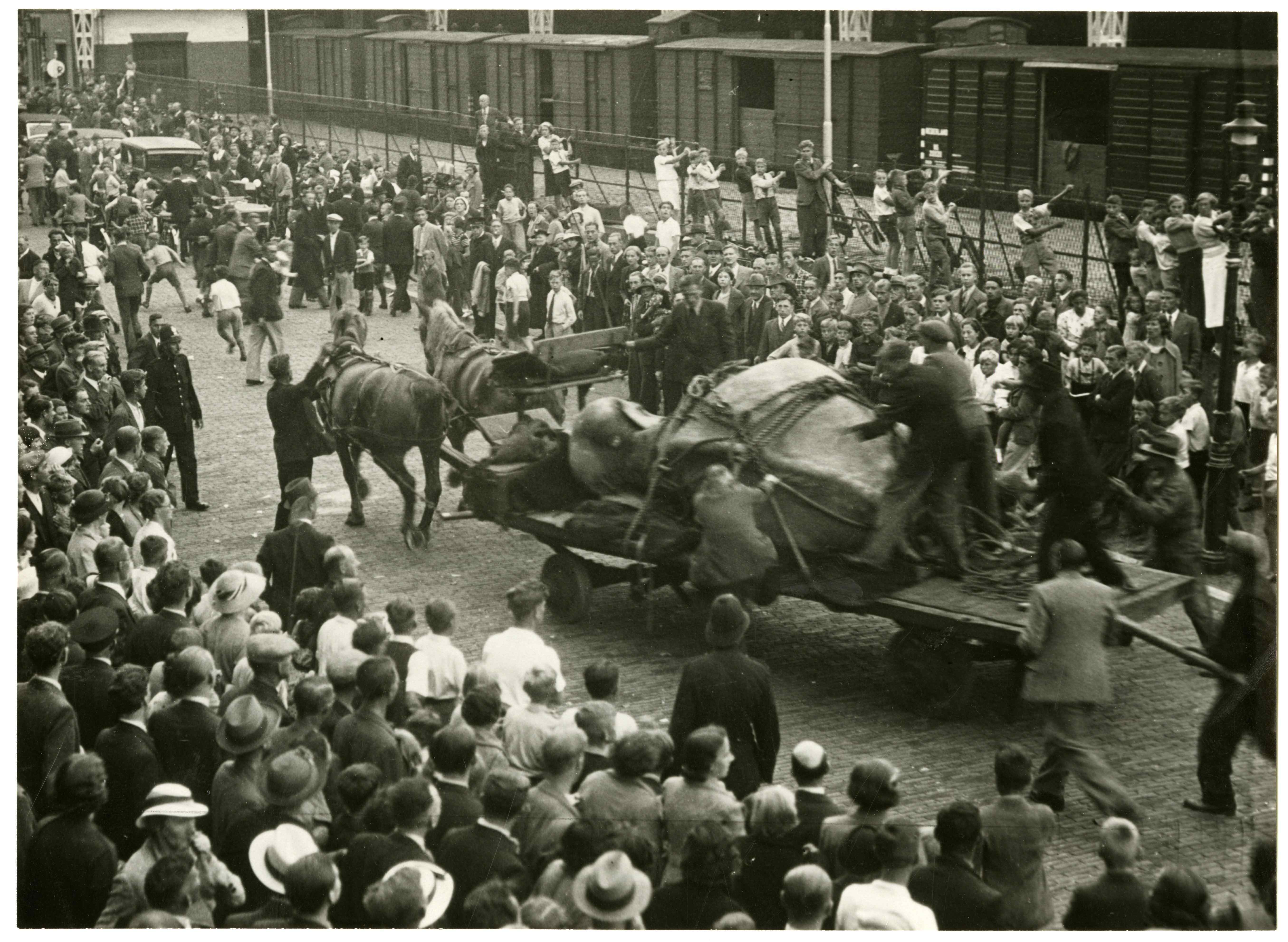 Vervoer van de olifant Jenny van circus Sarrasani die op het station te Scheveningen in elkaar was gezakt per sleperswagen naar de Dierentuin, 1937, maker: Polygoon