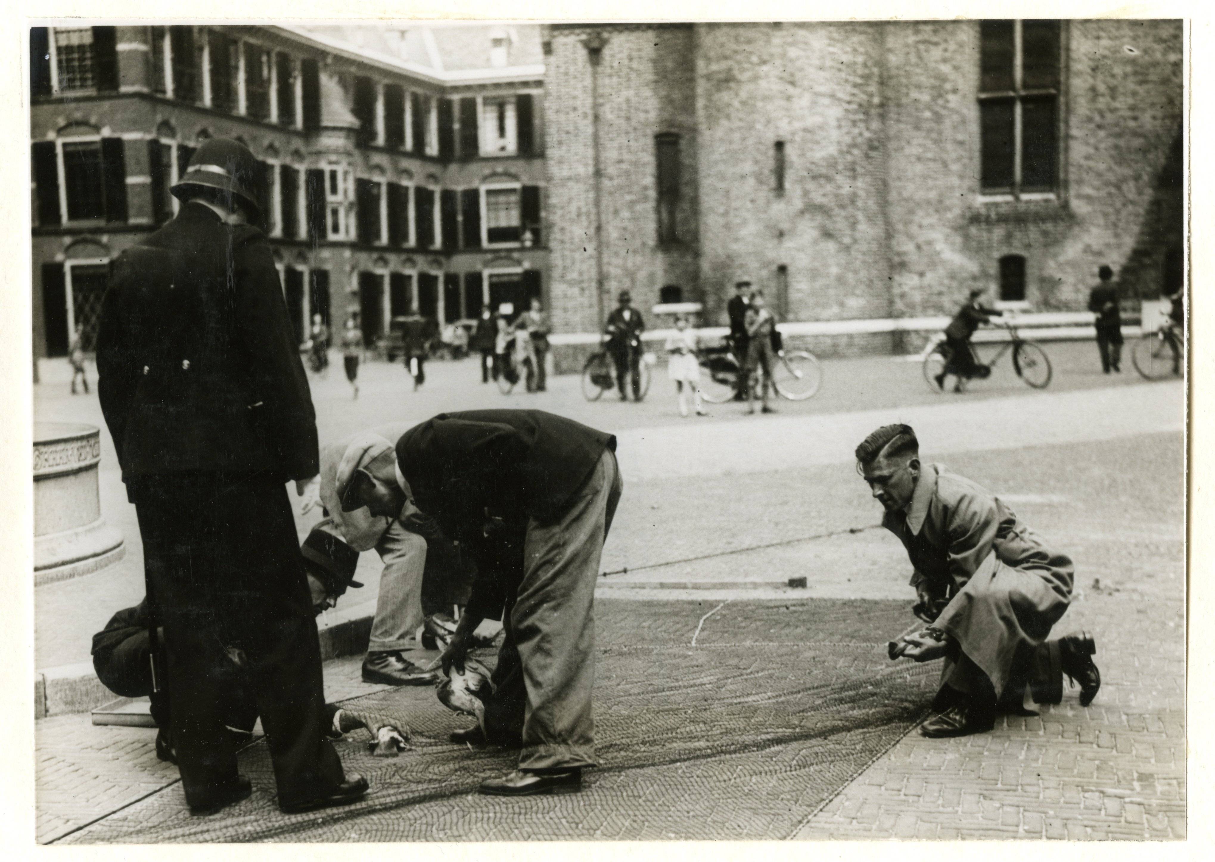 Duiven vangen op het Binnenhof, 1940, maker: Schimmelpenningh