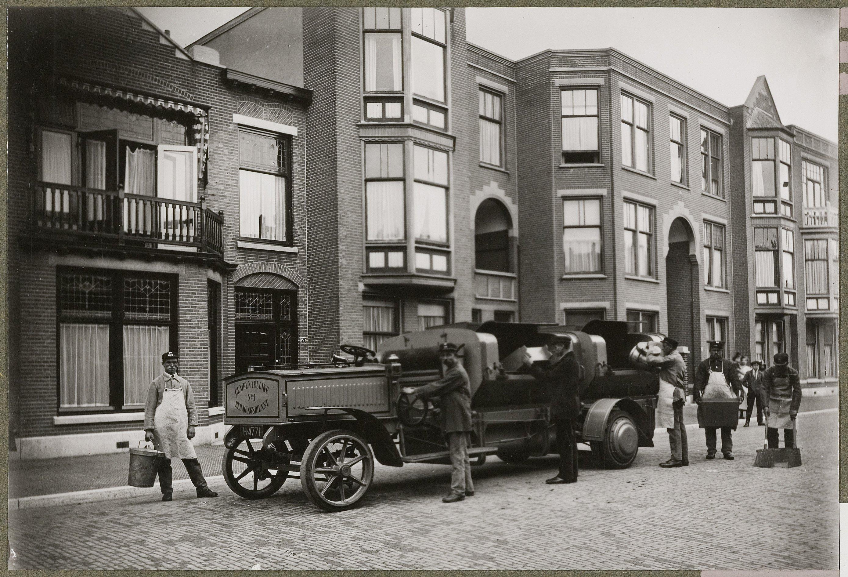 Ophalen van huisvuil door de Haagsche Reinigingsdienst met de eerste huisvuilauto, 1912, maker onbekend