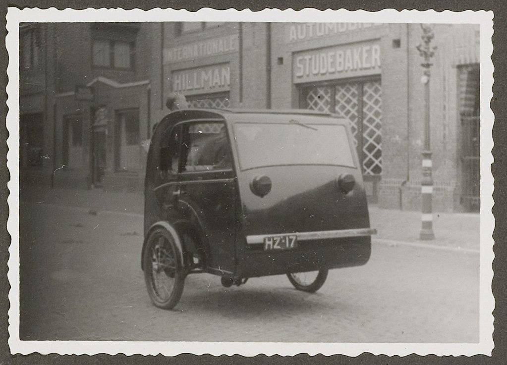 Elektrisch aangedreven taxi, foto: H.A.W. Douwes, 1941