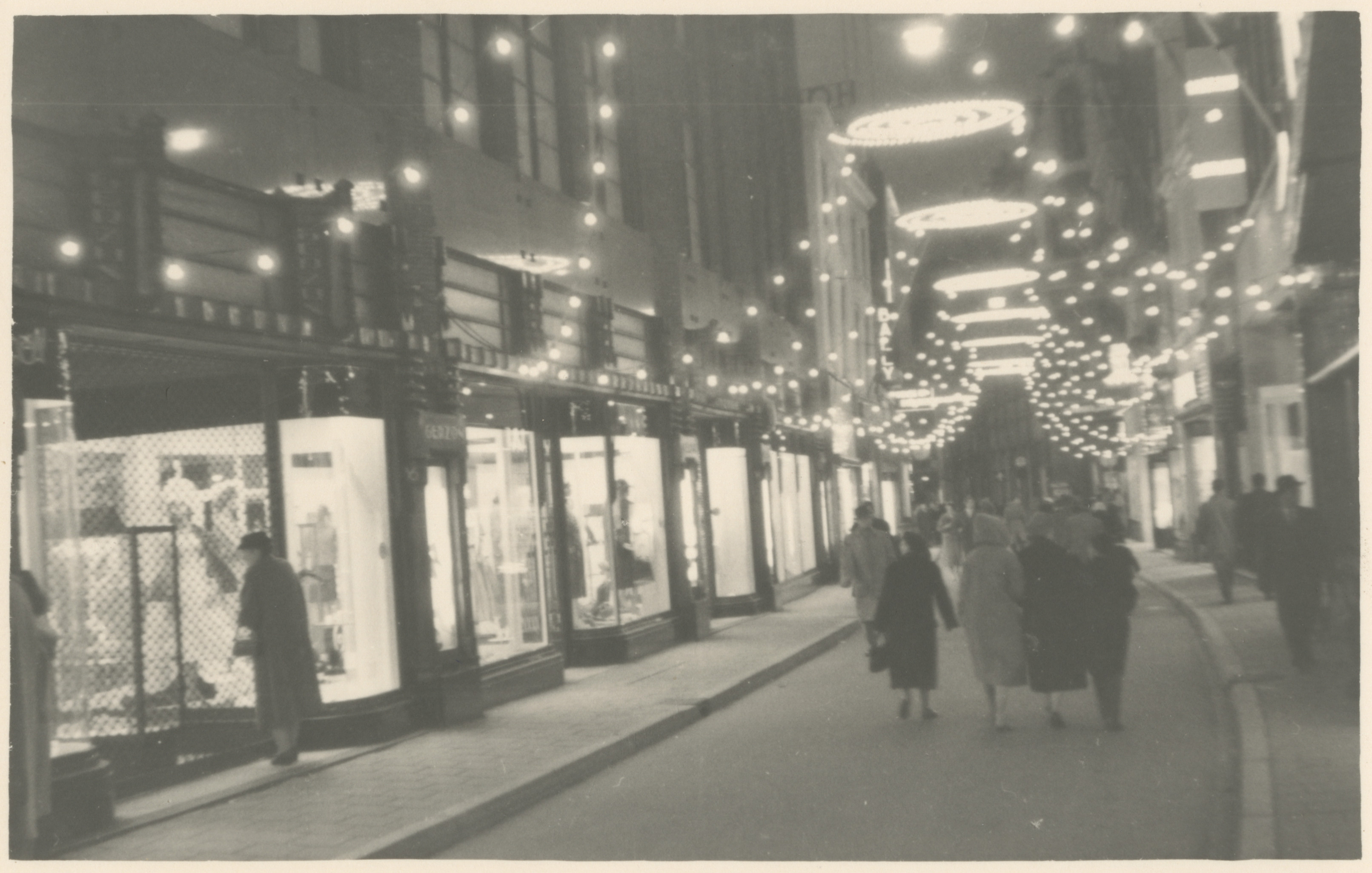 Venestraat met feestverlichting. Maker: J. Blackstone, 1950