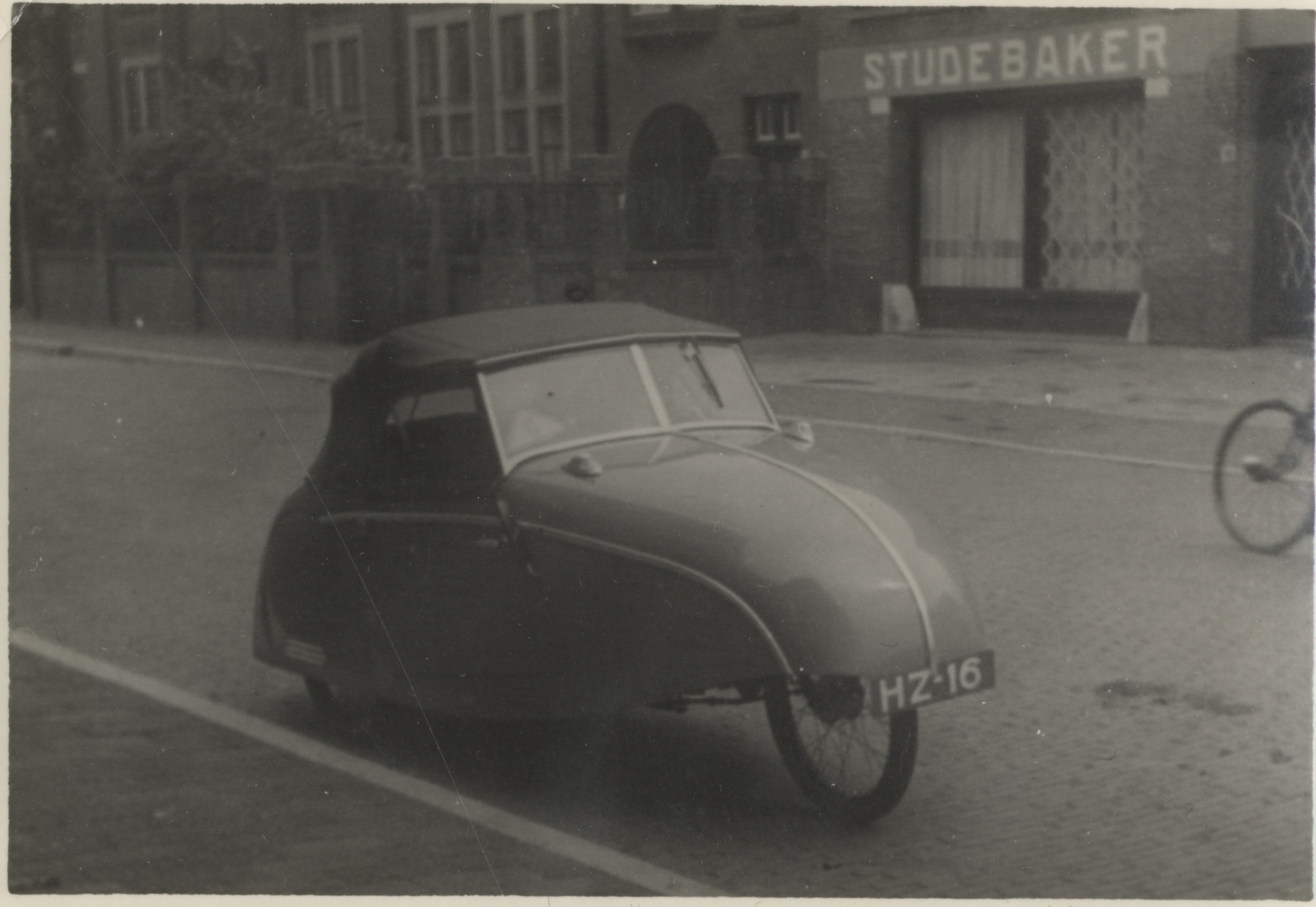 De elektrische auto "Story" bij de N.V. Internationale Automobiel Maatschappij (importeur van Studebaker). Foto H.G.L. Schimmelpenningh, 1941